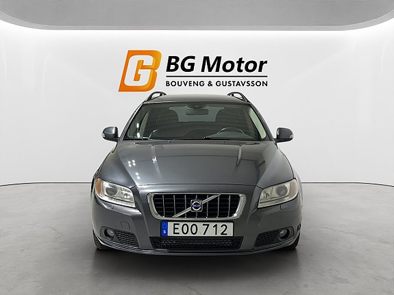 Volvo V70 2 of 17