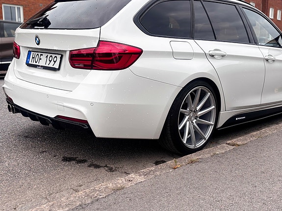 BMW 330i 2 of 4
