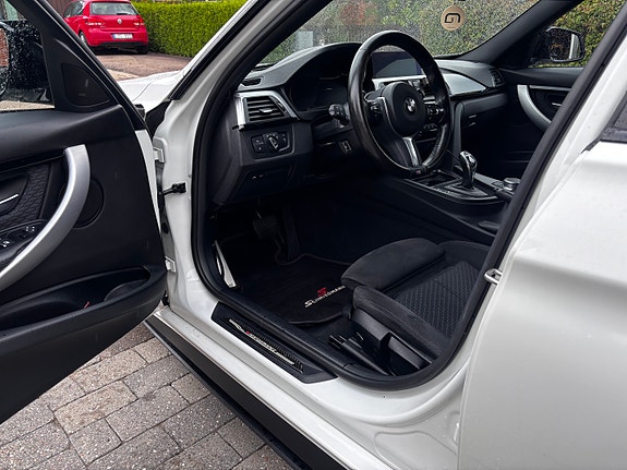 BMW 330i 3 of 4