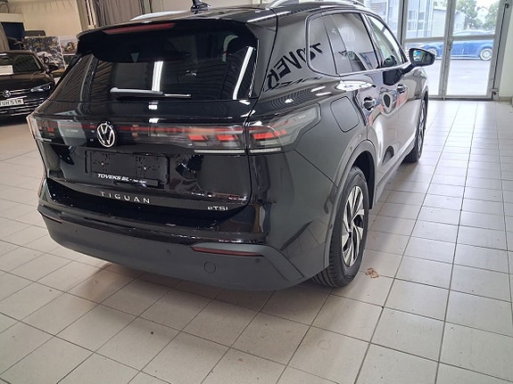 Volkswagen Tiguan 5 of 12