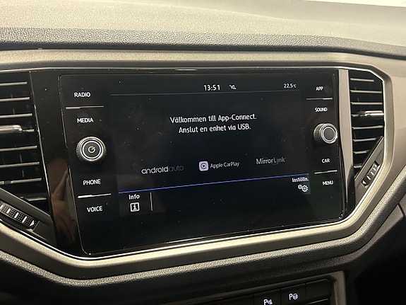 Volkswagen T-Roc 16 of 18