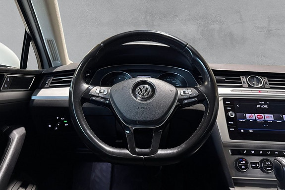 Volkswagen Passat 11 of 16