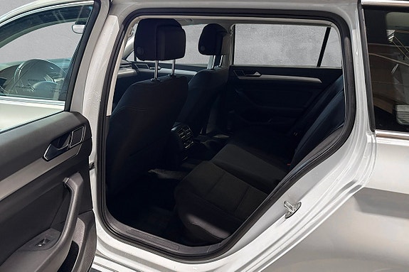 Volkswagen Passat 14 of 16