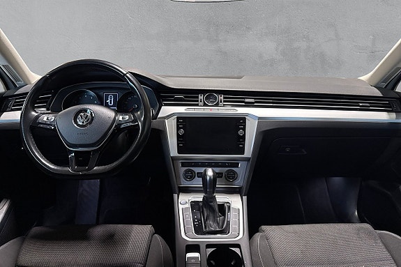 Volkswagen Passat 12 of 16