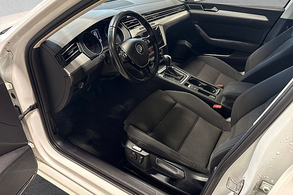 Volkswagen Passat 10 of 16