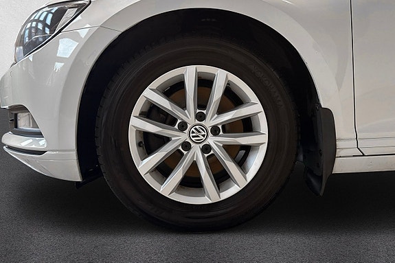 Volkswagen Passat 9 of 16