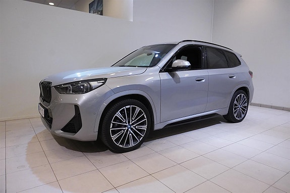 BMW iX1 4 of 15