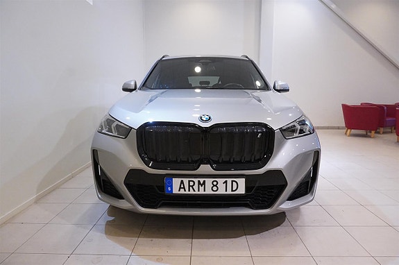 BMW iX1 5 of 15