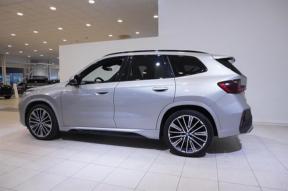 BMW iX1 6 of 15