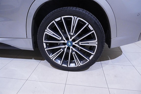 BMW iX1 8 of 15