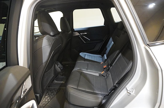 BMW iX1 10 of 15