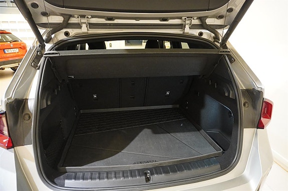 BMW iX1 9 of 15