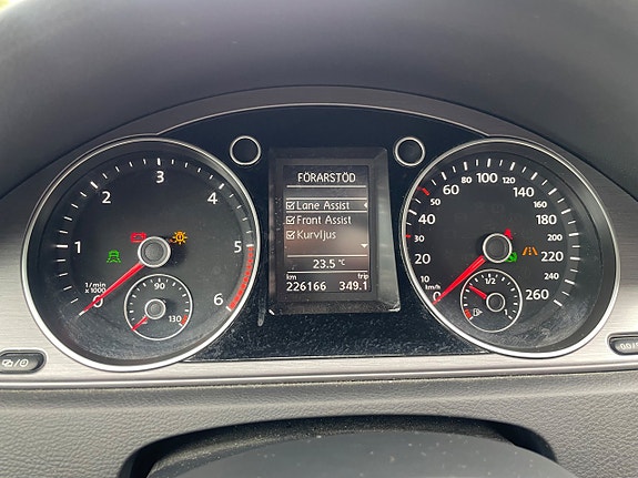Volkswagen Passat 19 of 22