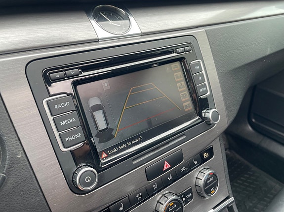 Volkswagen Passat 17 of 22