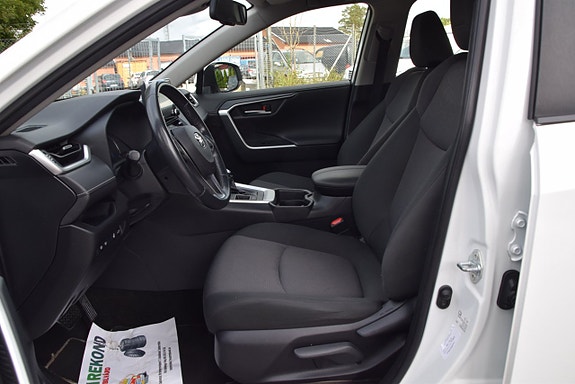 Toyota RAV4 8 of 23