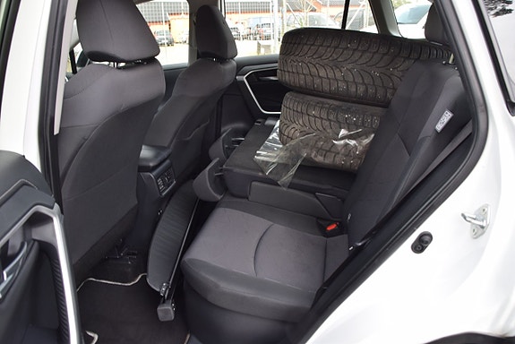 Toyota RAV4 10 of 23