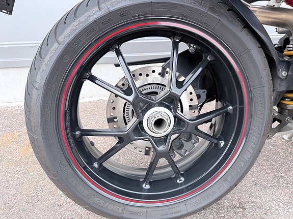 Triumph Speed Tripple R 1050 2 of 16