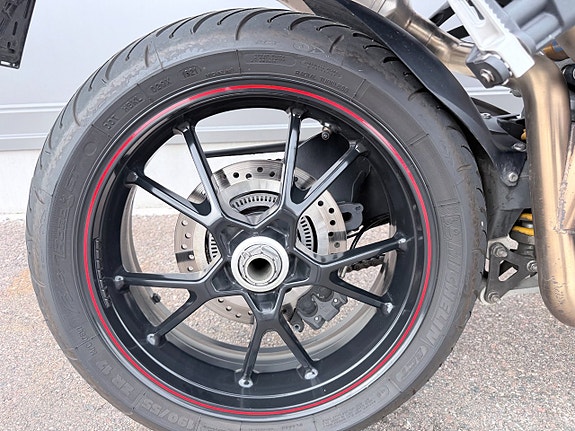 Triumph Speed Tripple R 1050 12 of 16
