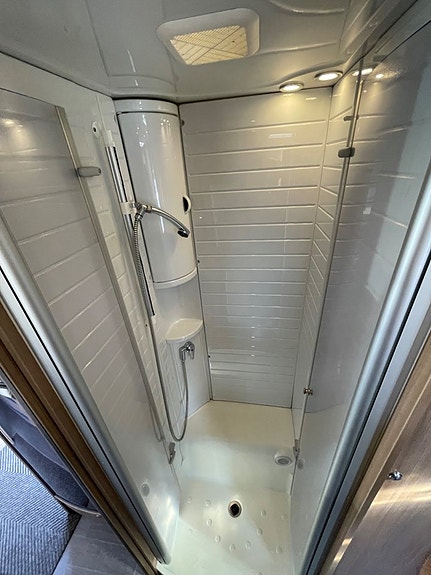Bürstner AVIANO i 870 -förtält -Dubbla värme system -Vinter pkt -Lågmilare-Ac 19 of 29