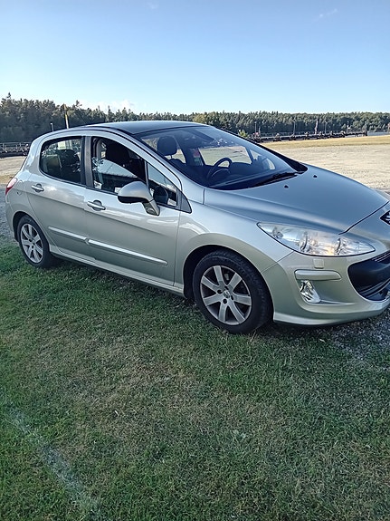 Peugeot 308 2 of 5