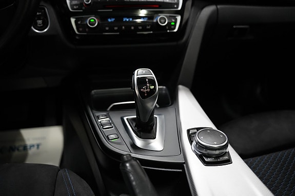 BMW 330i 16 of 27