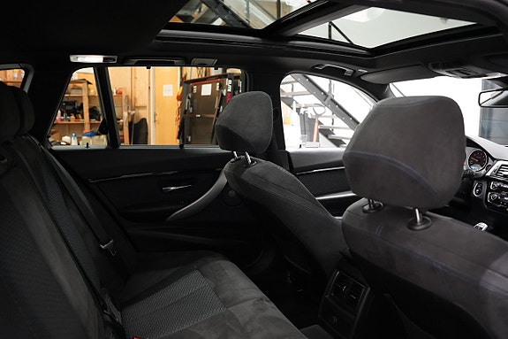 BMW 330i 23 of 27