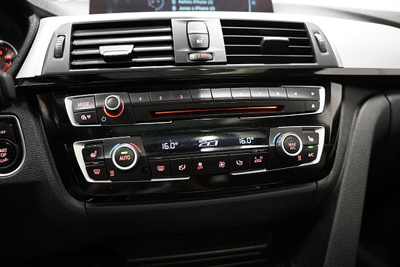 BMW 330i 17 of 27
