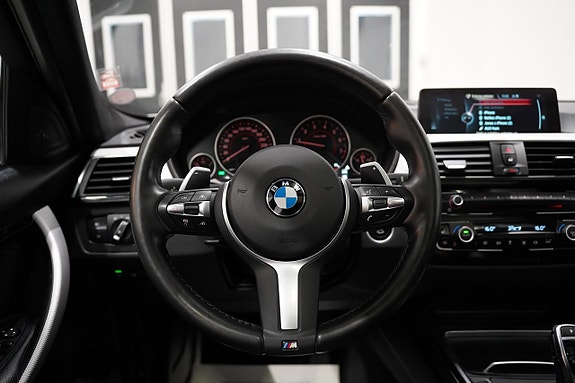 BMW 330i 14 of 27