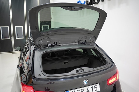 BMW 330i 24 of 27
