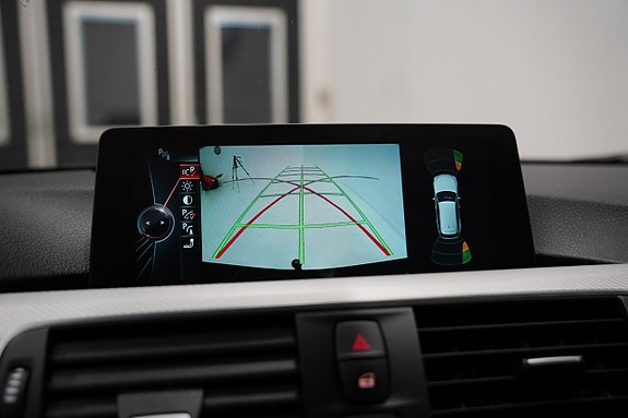 BMW 330i 18 of 27