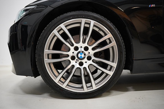 BMW 330i 3 of 27