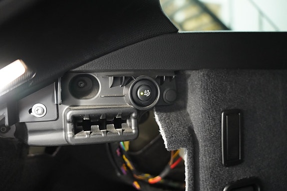 BMW 330i 26 of 27
