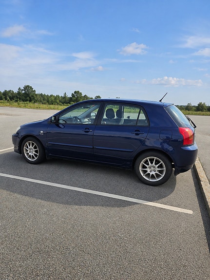 Toyota Corolla 2 of 5