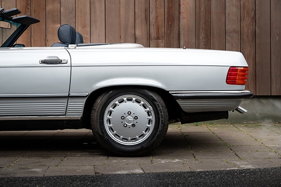 Mercedes-Benz 560 SL 8 of 30