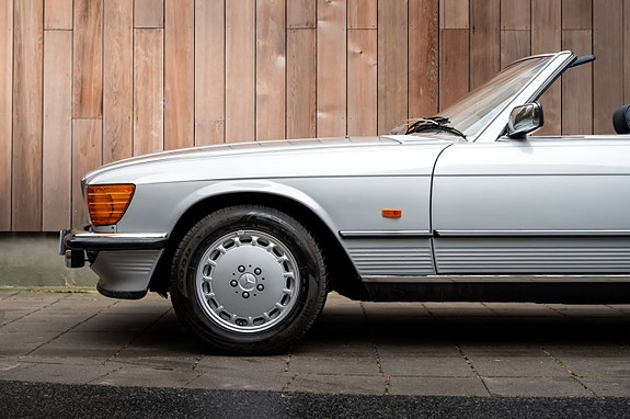 Mercedes-Benz 560 SL 7 of 30