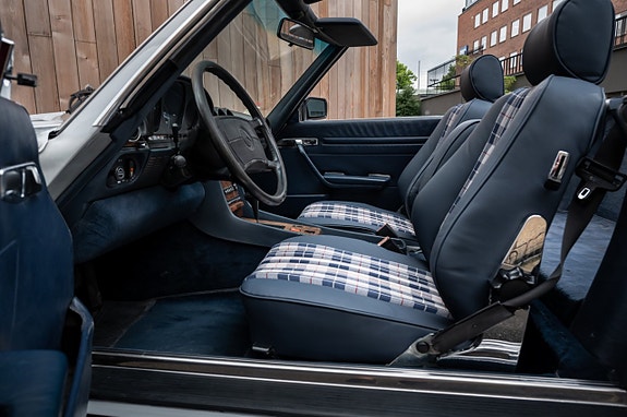 Mercedes-Benz 560 SL 21 of 30