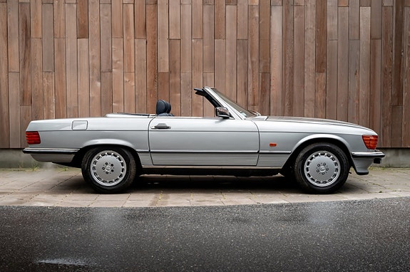 Mercedes-Benz 560 SL 16 of 30