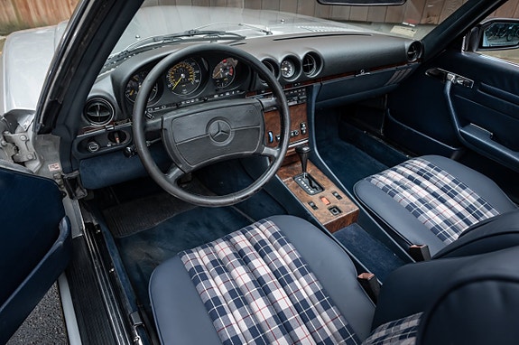 Mercedes-Benz 560 SL 23 of 30