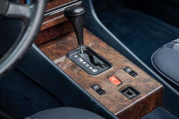 Mercedes-Benz 560 SL 26 of 30