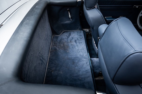 Mercedes-Benz 560 SL 11 of 30