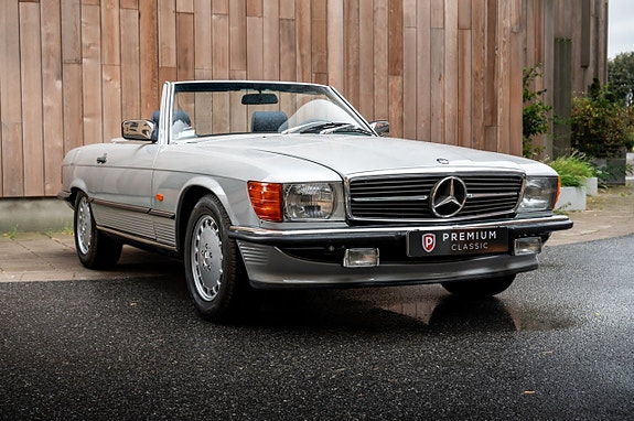 Mercedes-Benz 560 SL 2 of 30