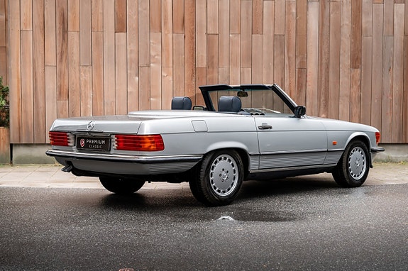 Mercedes-Benz 560 SL 15 of 30