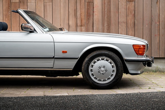 Mercedes-Benz 560 SL 18 of 30