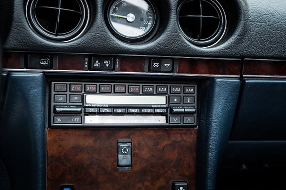 Mercedes-Benz 560 SL 27 of 30