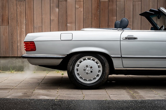 Mercedes-Benz 560 SL 17 of 30
