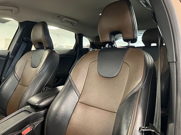 Volvo V40 Cross Country 10 of 27