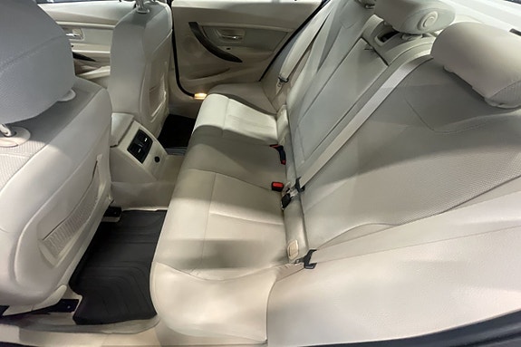BMW 320i 9 of 12