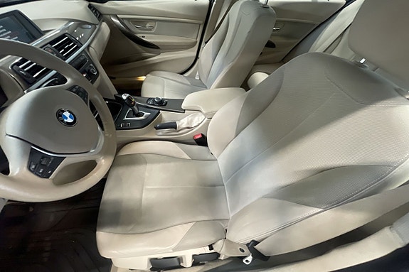 BMW 320i 7 of 12