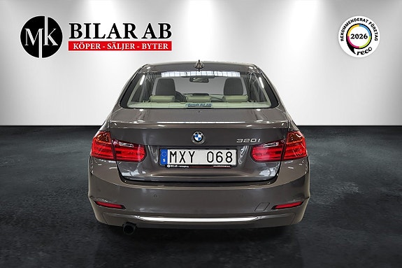 BMW 320i 4 of 12