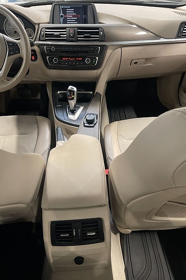 BMW 320i 10 of 12